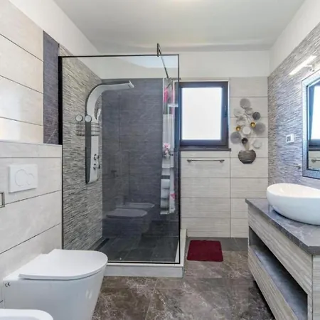 Istrian With Pool For 5 Guests Roč