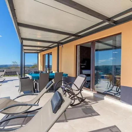 Istrian With Pool For 5 Guests * Roč